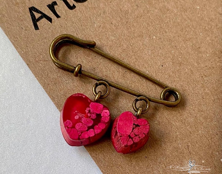 Брошь-булавка с сердечками