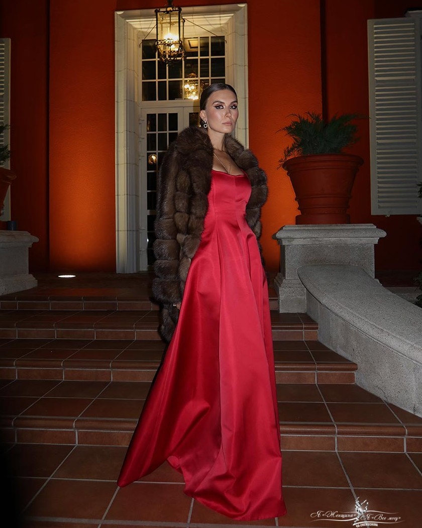 Алина в красном платье